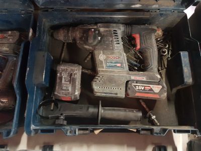 deux outils dans une boîte à outils posée sur une table