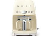 Machine à café Breville avec finition crème et poignée en acier inoxydable