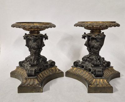 paire de bougeoirs anciens en bronze, avec des têtes de lion sur les socles