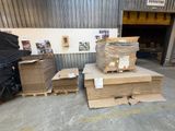 de nombreuses caisses et palettes en bois dans un entrepôt
