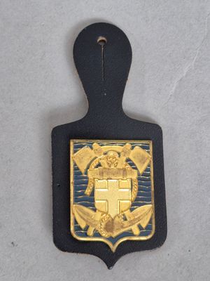 une photo d'un insigne noir et doré orné d'une croix