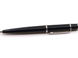un stylo posé sur une surface blanche