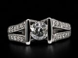 gros plan d'une bague en diamant sur une surface noire