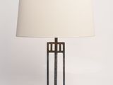 une image d'une lampe de table avec un abat-jour blanc