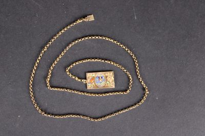 collier plaqué or orné d'une image représentant un homme et une femme