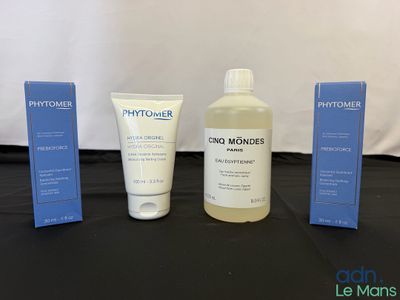 deux flacons de Phytomer et un tube de Phytomer posés sur une table