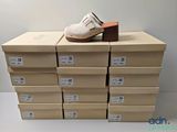 une pile de cartons sur laquelle est posée une paire de chaussures