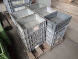 une pile de caisses posées sur une palette dans un entrepôt