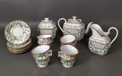 de nombreux types de tasses et soucoupes pour le thé et le café