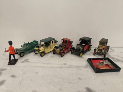 un grand nombre de petites voitures posées sur une table