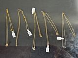 de nombreux colliers en or exposés dans une vitrine
