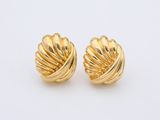 une paire de boucles d'oreilles dorées