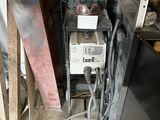 une photo d'une vieille chaudière à gaz dans un garage
