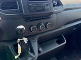 une photo du tableau de bord d'une voiture avec une commande au volant
