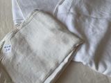 trois paires de pantalons posées côte à côte sur un lit