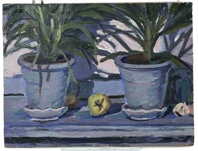 tableau représentant deux plantes en pot posées sur un rebord de fenêtre, avec une pomme au premier plan