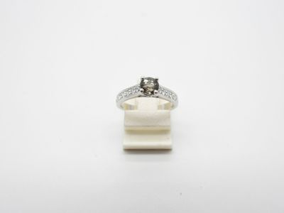 une bague en or blanc avec un diamant serti au centre