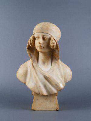 un buste en marbre blanc représentant une femme coiffée d'un chapeau
