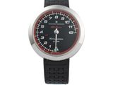 gros plan d'une montre-bracelet avec un cadran noir