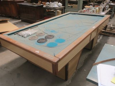 Billard français moderne. Dim : 260 x 142 cm.