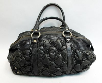 une image représentant un sac à main noir sur fond blanc