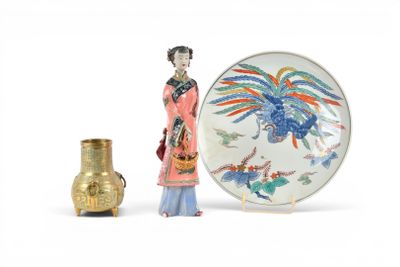 une figurine représentant une femme debout à côté d'un bol et d'un vase