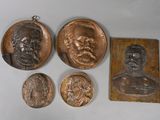trois médaillons en bronze représentant un homme et une femme