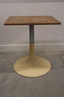 Pied de table en métal laqué crême dans le goût de Knoll mod…