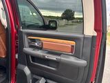 un camion rouge dont la portière est ouverte, garé sur le bord de la route