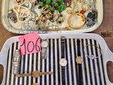deux plateaux de bijoux posés sur une table, accompagnés d'un mot
