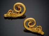 une paire de boucles d'oreilles en or ornées d'une tête de dragon et d'un motif en spirale
