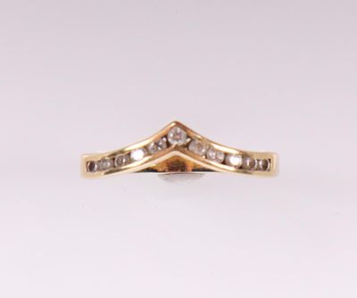 une bague en or jaune avec un diamant serti au centre