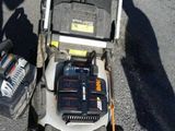 une tondeuse à gazon posée sur le sol