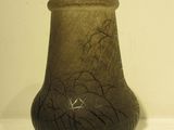 un vase posé sur une table blanche