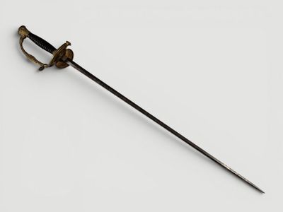 une vieille épée avec une poignée en bois et une poignée en métal