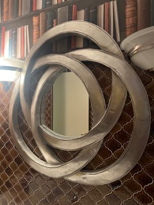 un miroir et des toilettes dans une pièce équipée de bibliothèques