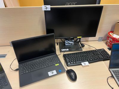 trois ordinateurs portables et un ordinateur de bureau posés sur un bureau