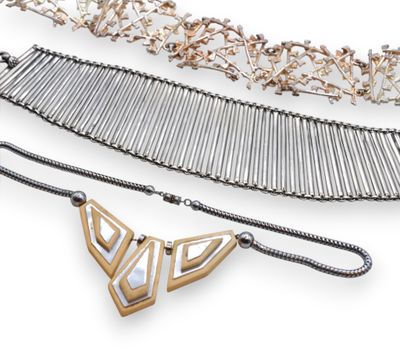 trois bijoux, à savoir un peigne à cheveux, un collier et un bracelet