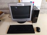 un ordinateur de bureau posé sur une table avec un clavier et une souris