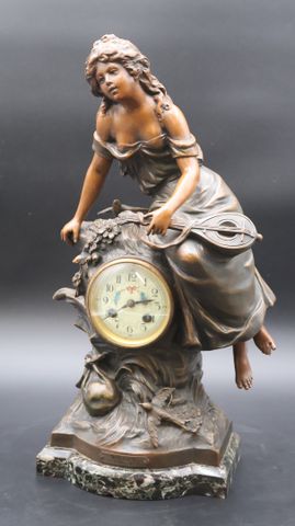 L & F. MOREAU (D'après). Pendule en régule patine médaille figura...