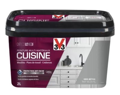 un pot de peinture blanche posé sur le plan de travail de la cuisine