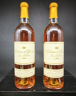 deux bouteilles de vin posées sur une table noire