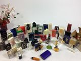 de nombreux parfums différents sur la table