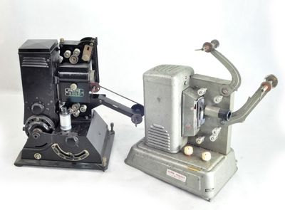 deux vieilles caméras de cinéma posées l'une à côté de l'autre sur une surface blanche