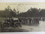 une photo en noir et blanc d'un groupe de personnes debout devant une voiture