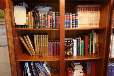 une étagère contenant de nombreux livres dans une pièce
