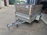 une remorque avec une caisse en bois à l'arrière
