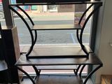 un banc placé devant une fenêtre