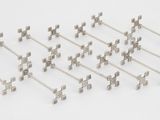 un ensemble de six croix en métal argenté sur un fond blanc