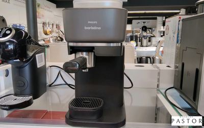 une cafetière noire posée sur le plan de travail d'une cuisine